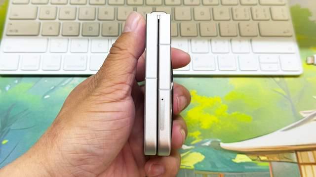 这款国产折叠屏手机DV模式更好玩电子pg翻盖设计打开变直板造型(图2)