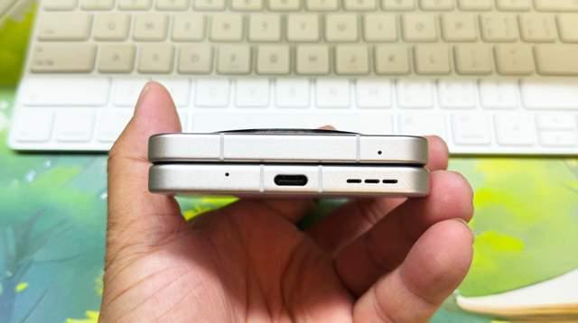 这款国产折叠屏手机DV模式更好玩电子pg翻盖设计打开变直板造型(图5)